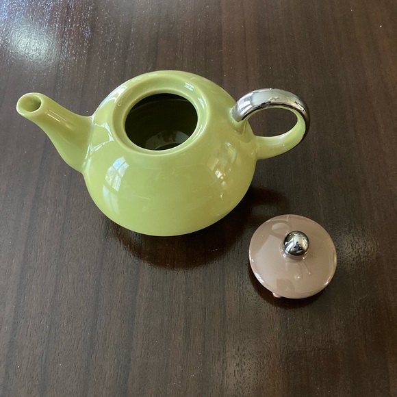 Ceramic teapot with lid and cup & saucer. - Picture 4 of 7